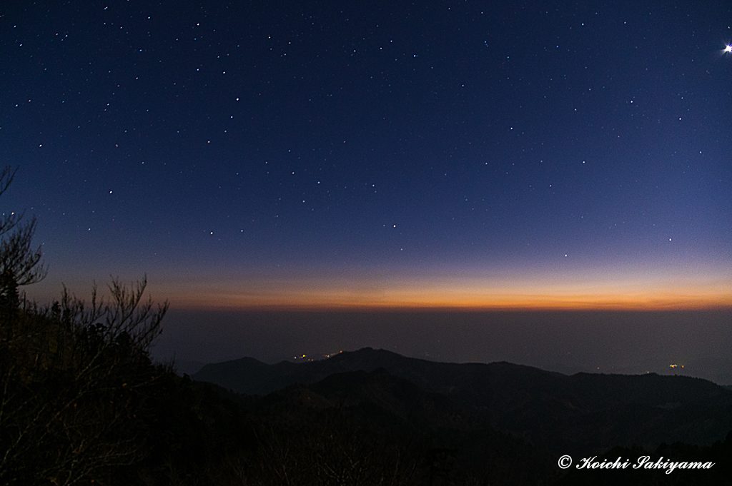 日出ヶ岳山頂直下の展望所からの星空（撮影時間：4時）