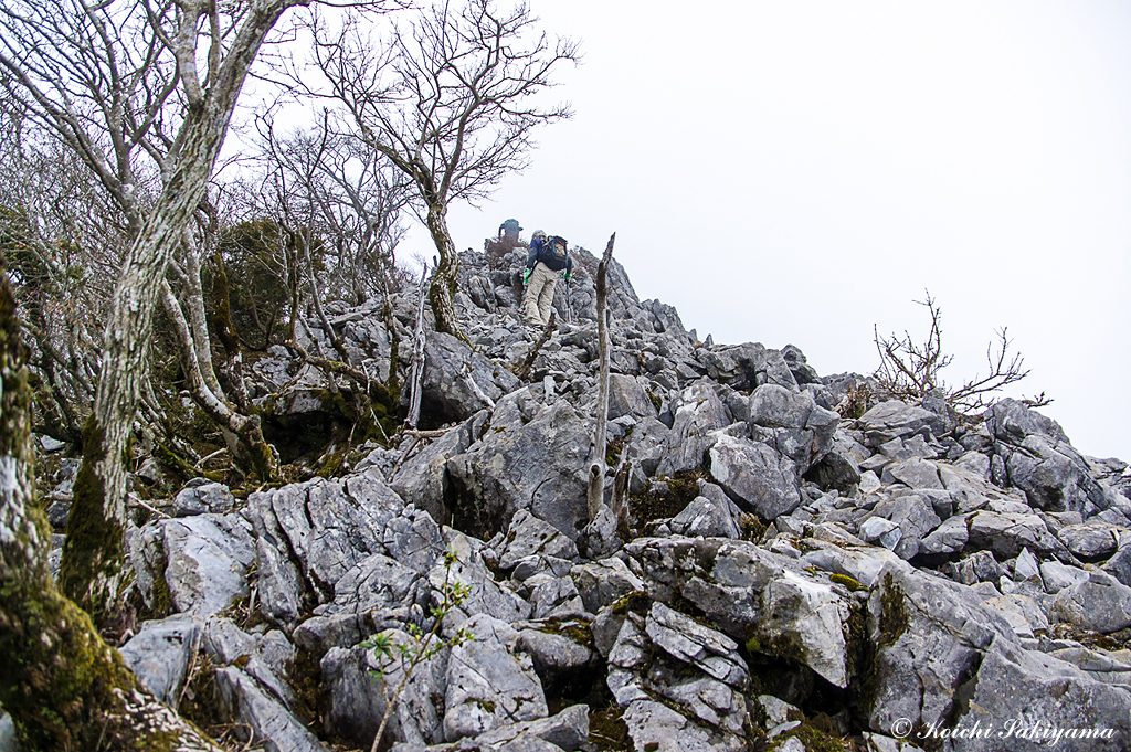 山頂台地直下の岩場…浮石も多く落石に注意